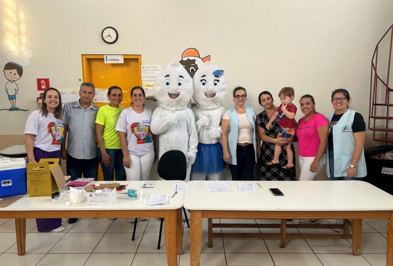 Profissionais do ESF Jardim dos Ipês trabalhando na vacinação escolar na Escola Delmira