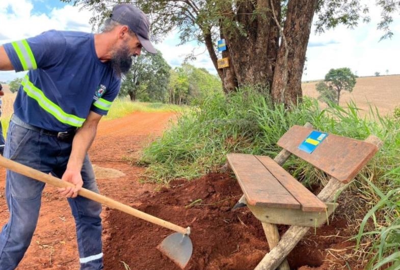 Prefeitura de Itaporanga instala bancos em trajetos do “Caminho das Águas”