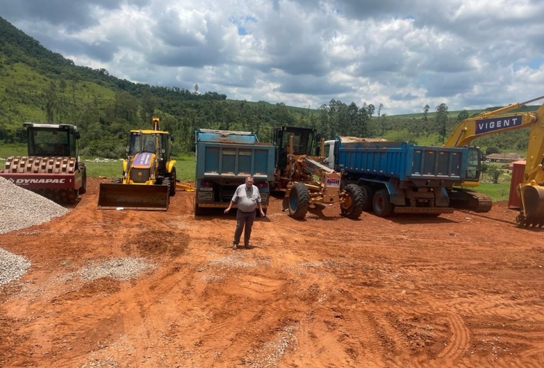 Prefeito de Tejupá visita obras de pavimentação da vicinal que liga o Distrito de Águas virtuosas à divisa com Taguaí