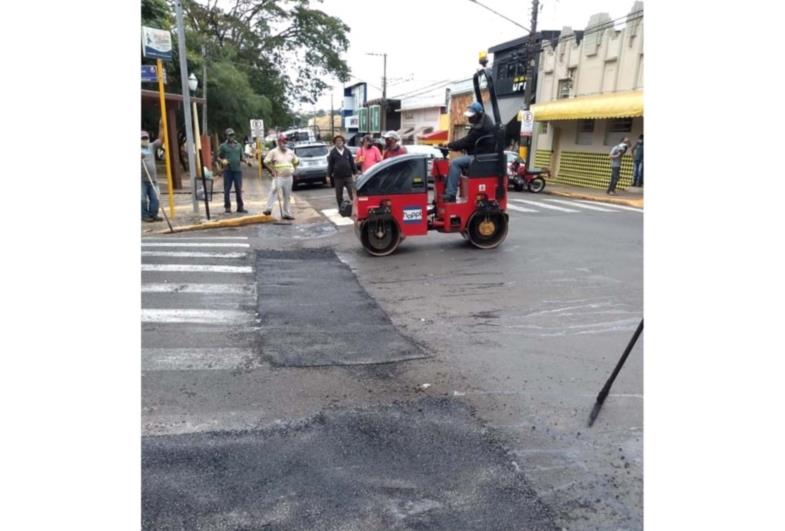 Ruas do centro de Avaré recebem operação tapa-buracos