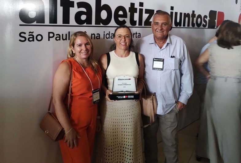 Primeira-dama Wilma que também é professora, junto  com a coordenadora da educação Keli, e prefeito João, após receberem o prêmio