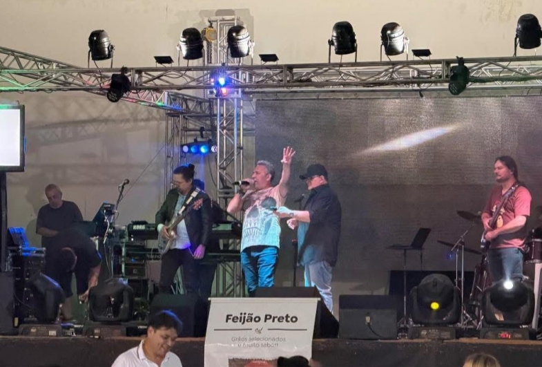 Banda Latitude 7 animou o público