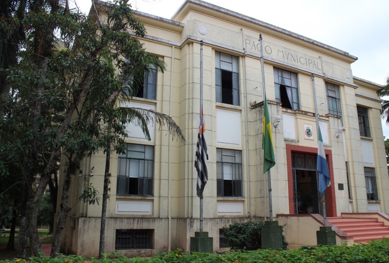 Bandeiras a meio mastro devido ao luto municipal