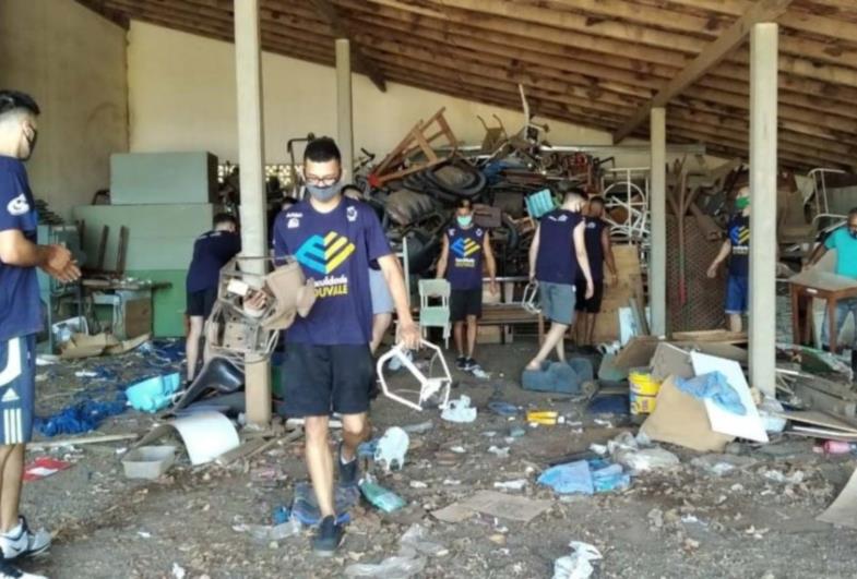 Atletas de basquete promovem mutirão de limpeza na Apae