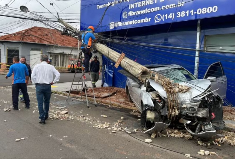 Motorista fica ferido após perder o controle do carro e bater contra poste