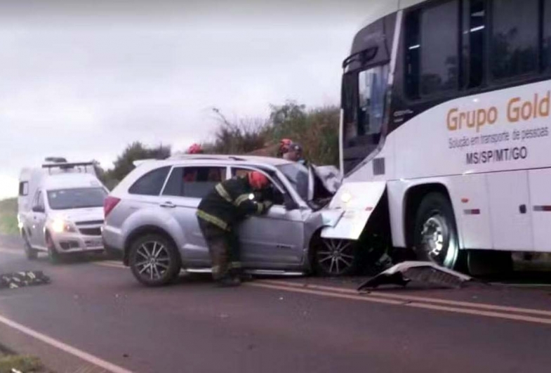 Motorista de carro morre após bater de frente com ônibus em rodovia