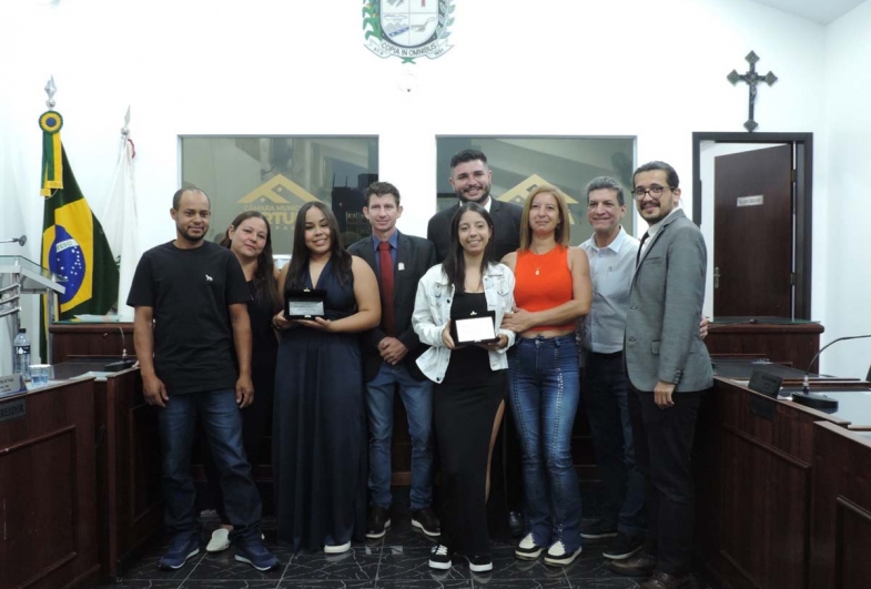 As alunas Emily Oliveira e Larissa  de Souza om vereadores e familiares