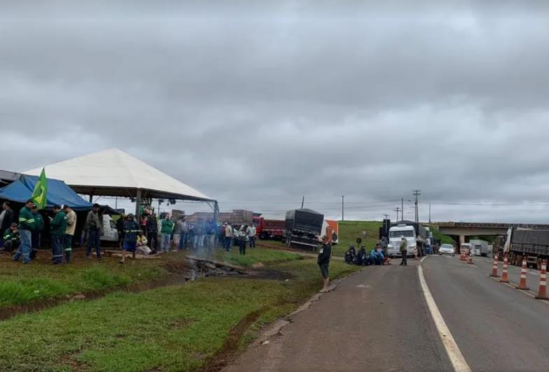 Bloqueios em rodovias da região provocam falta de combustíveis e suspensão de ônibus