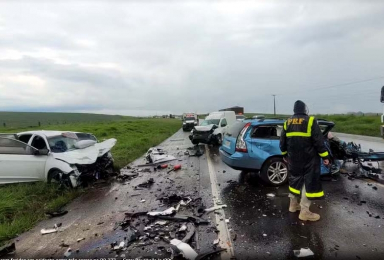 Mulher morre e seis pessoas ficam feridas em acidente entre três carros na BR-277