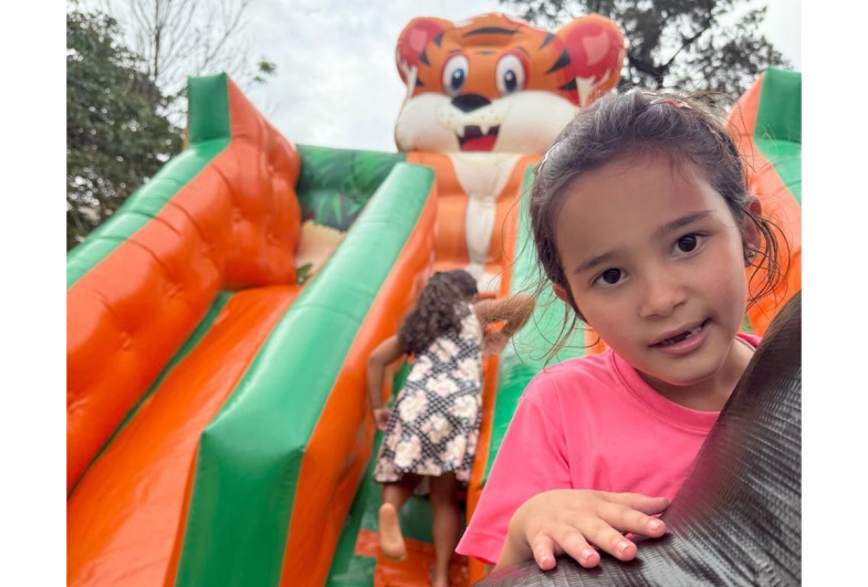 Brincadeiras no pula-pula com as crianças