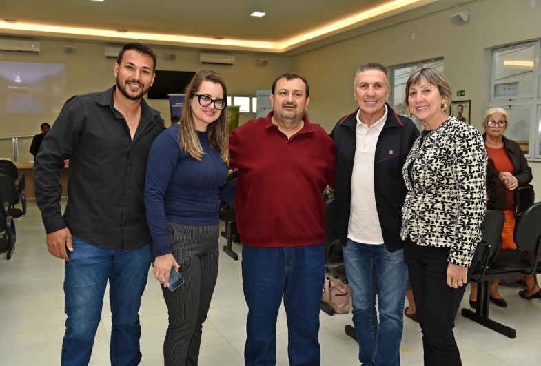 Secretário da Agricultura Fernando Cardoso, secretária da Cultura Jéssica Naiara,  vereador Ton do Marino, José da Costa e vice-prefeita de Fartura, Célia