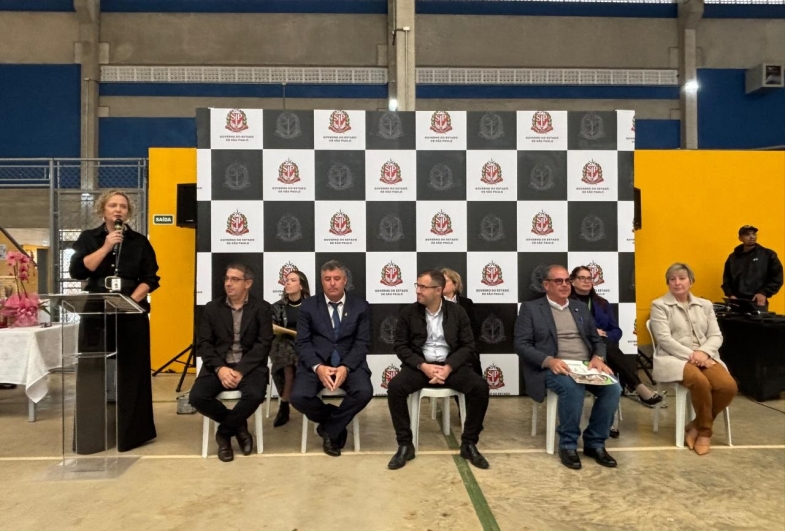 Samira Dealis, diretor da escola Hézion, Irineu Louzano Júnior, neta do Homenageado Dra. Mariana Custódio, prefeito  de Sarutaia Rodrigo Fuloni, presidente da FDE Fabrício Moreira, secretária da Educa
