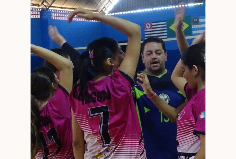 Professor Abílio Junior com suas atletas durante o torneio