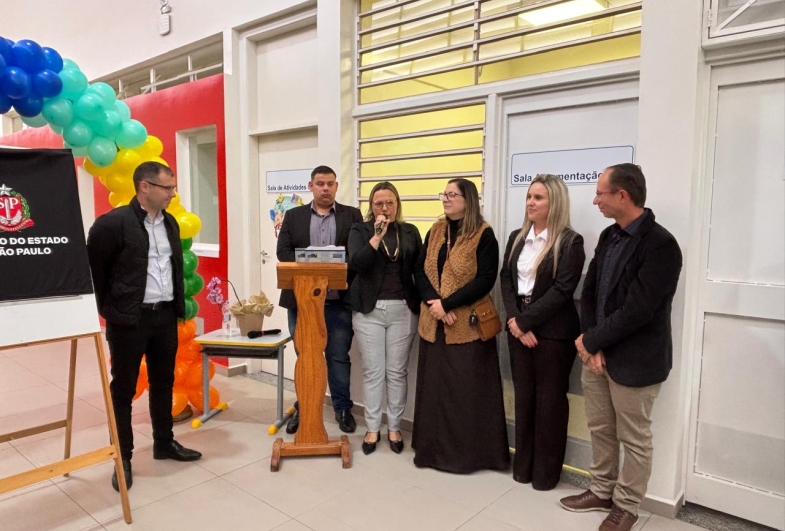Presidente da FDE Fabricio Moreira, assessor de  imprensa Gabriel Gomes, coordenadora de Educação  Keli Machado, Maria Conceição Garrote Pellicer,  diretora da Emei Gesebel, e André