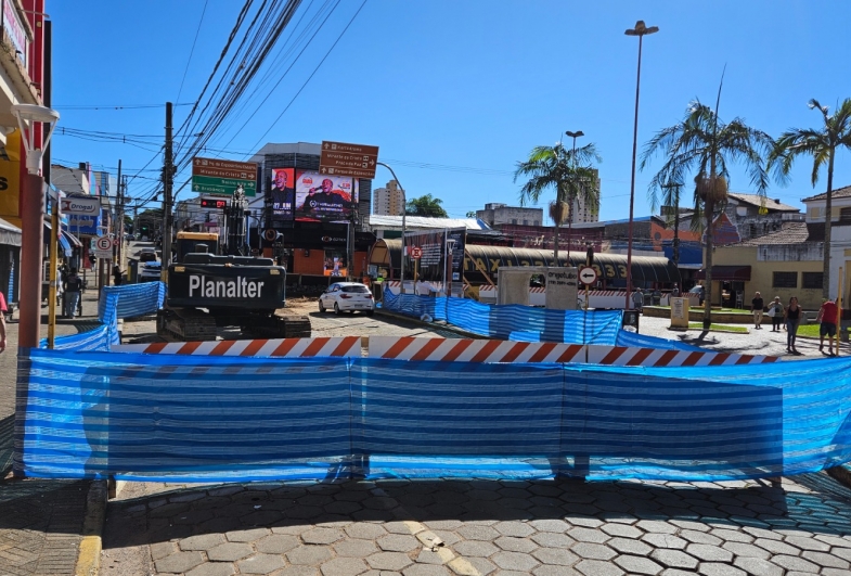 Trecho da Rua Rio Grande do Sul de Avaré segue interditado para obras contra enchentes 