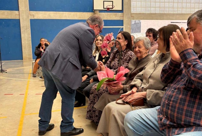 Maria Inês recebe homenagem do prefeito Marcão do Haras durante a solenidade de inauguração