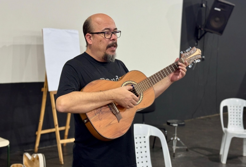 Maestro Márcio Rodrigues com sua viola
