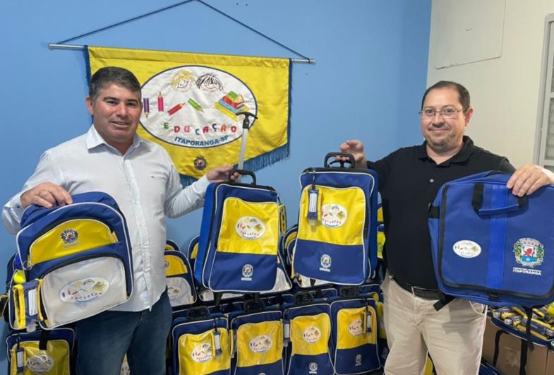 Prefeito Douglas compra mochilas para alunos em Itaporanga