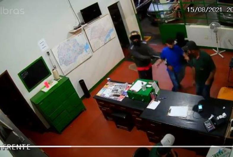 Bandidos armados assaltam posto Irmãos Gabriel de Souza