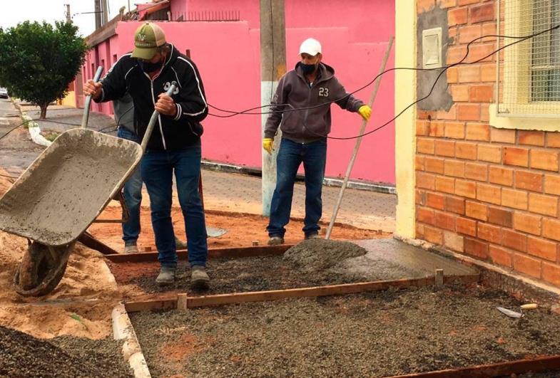 Prefeitura de Itaporanga refaz calçada da Casa da Criança