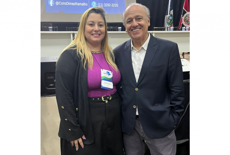 Camila Beatriz, do setor de compras, com Dimas Ramalho