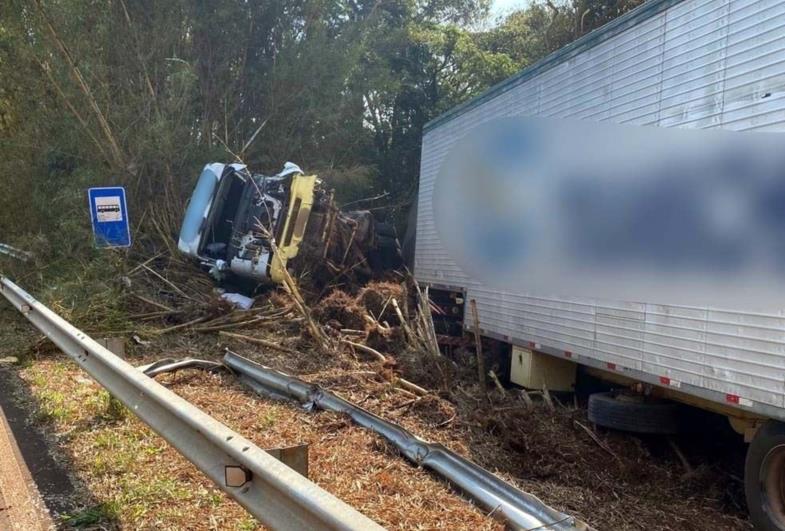 Batida entre caminhões deixa motorista ferido em rodovia de Piraju