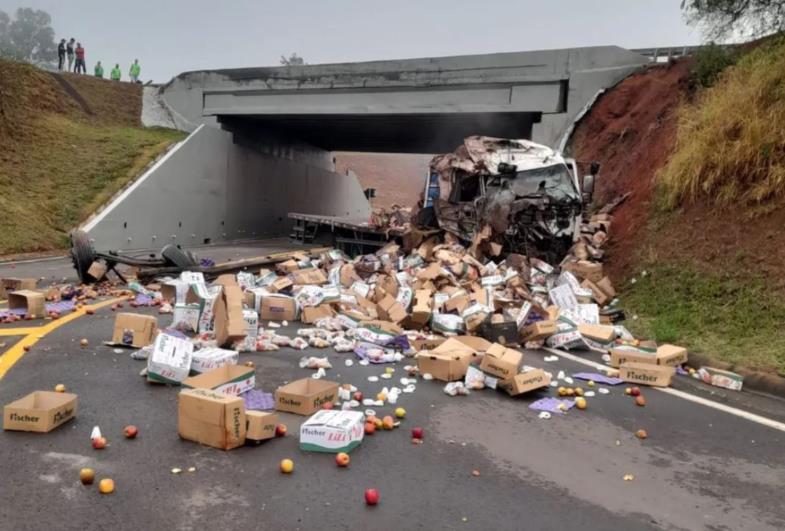 Caminhão cai de viaduto e deixa carga espalhada pela rodovia em Santa Cruz do Rio Pardo