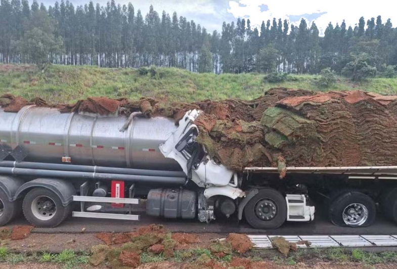 Caminhoneiro morre após colisão traseira na Rodovia Castello Branco no interior de SP