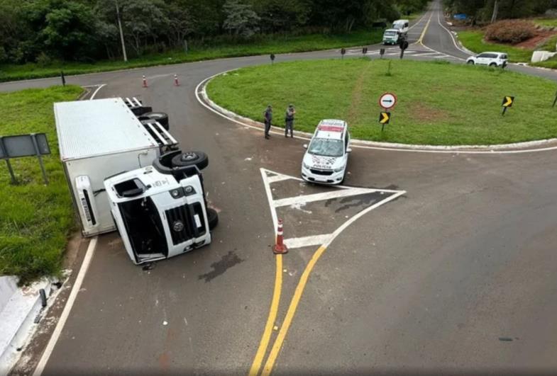 Caminhão tomba em rotatória de Piraju; passageiro ficou ferido