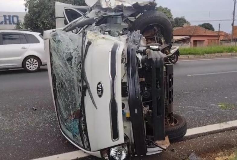 Caminhão tomba após bater em árvore na Rodovia Raposo Tavares