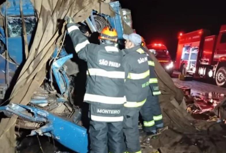 Caminhoneiro morre após bater em carreta na rodovia Castello Branco