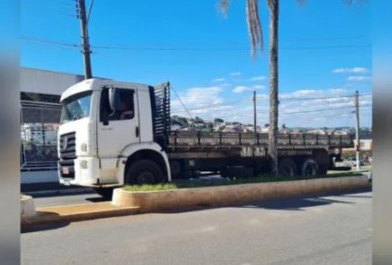 Caminhoneiro embriagado é preso após dirigir na contramão em avenida de Itapeva