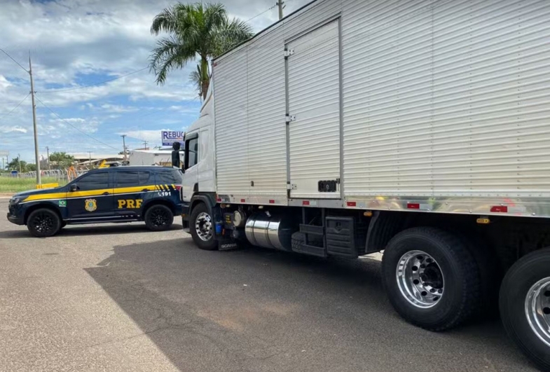 Caminhoneiros são detidos na BR-153 no interior de SP por desrespeitar lei de descanso