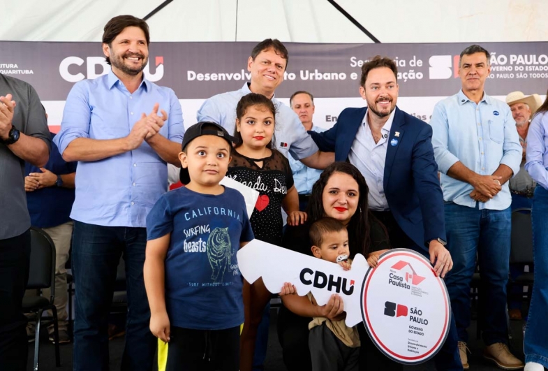 Prefeito Éder Miano e governador Tarcísio de Freitas entregam 253 casas em Taquarituba