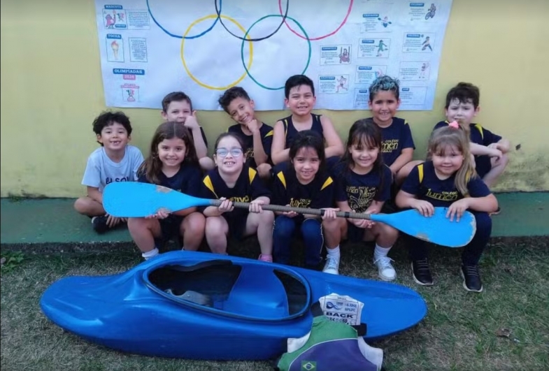 Com caiaques, remos e coletes, crianças homenageiam Pepê Gonçalves após disputas nas Olimpíadas: 'Como uma medalha para mim', diz atleta