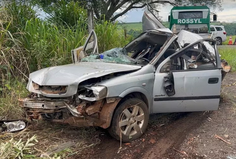 Três pessoas da mesma família morrem após carro bater em árvore e capotar em Timburi