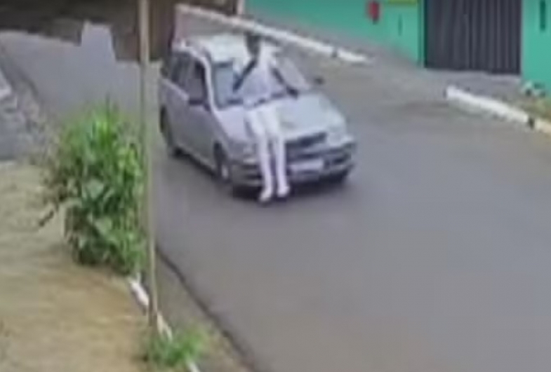 Pedestre é atingido por carro em Ipaussu e sai andando após o atropelamento