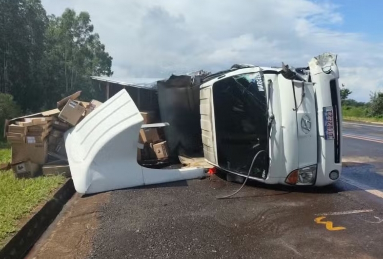 Caminhão carregado de caixas tombou após o acidente envolvendo outros dois veículos na SP-245, entre Arandu (SP) e Avaré (SP) — Foto: Reprodução
