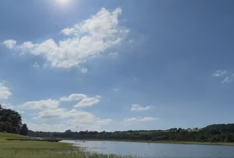 Homem que praticava kitesurf é resgatado após ficar horas à deriva na represa Jurumirim em Avaré