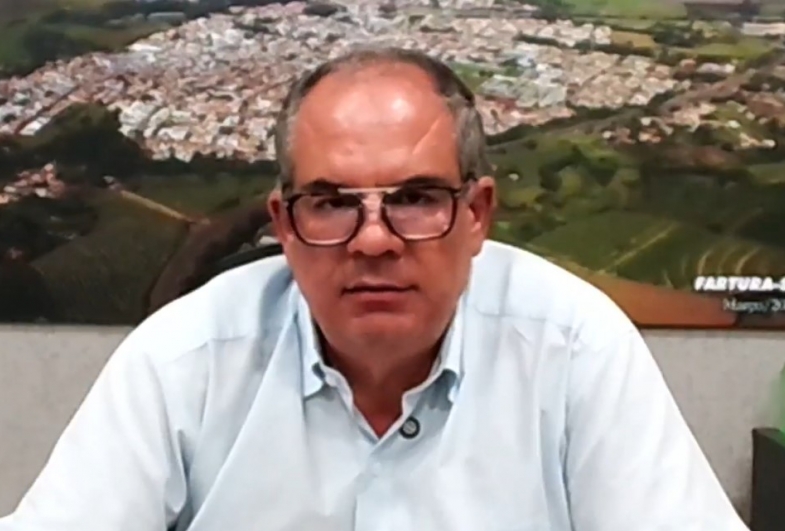 Prefeito firma convênio com a Sabesp e cancela Expofar por dois anos durante live dos 100 dias de mandato