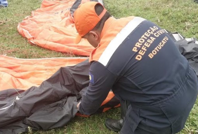 Piloto de paraglider morre após sofrer acidente durante voo em Botucatu — Foto: Divulgação/Defesa Civil