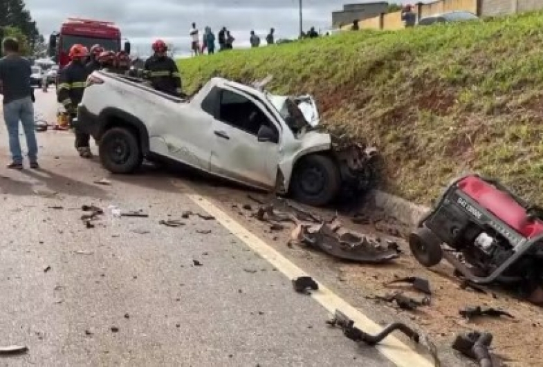 Motorista morre após bater de frente com ônibus na SP-249 nesta segunda-feira (14) — Foto: Reprodução/Paulo José Ribeiro dos Santos do Itapeva Alerta