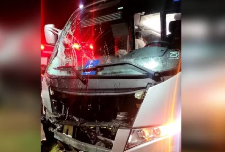 Batida entre dois ônibus deixa cinco vítimas leves em Cerqueira César (SP) — Foto: Reprodução/Corpo de Bombeiros de Avaré