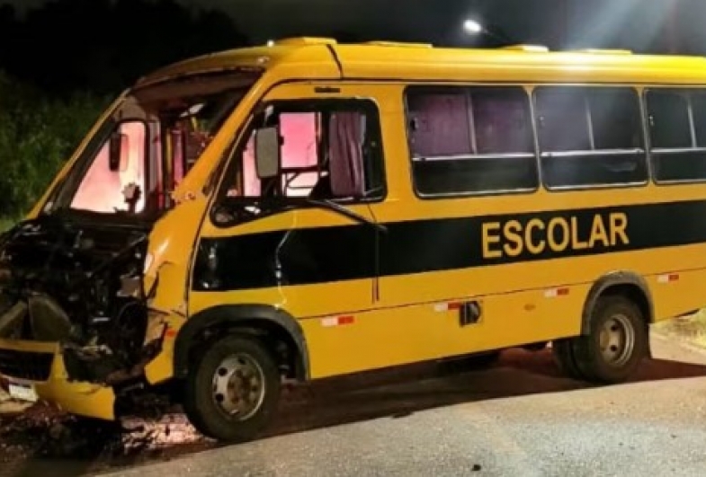 Batida entre dois ônibus mobiliza Corpo de Bombeiros em Cerqueira César