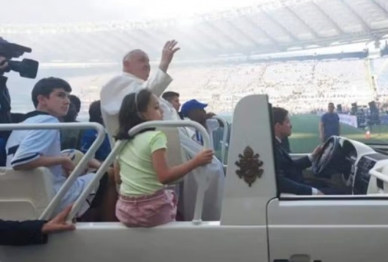 A pequena devota moradora de Fartura (SP), andou de papamóvel ao lado do Papa Francisco na Itália — Foto: Arquivo pessoal/Lidiane de Souza