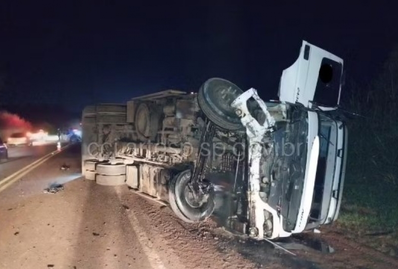 Caminhão tomba após batida contra carro na SP-255 em Taquarituba (SP) — Foto: Reprodução/Artesp