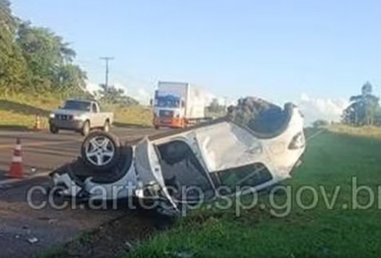 uma caminhonete bateu de frente com um carro, que capotou e atingiu outros dois veículos em rodovia de Avaré — Foto: Reprodução/Artesp