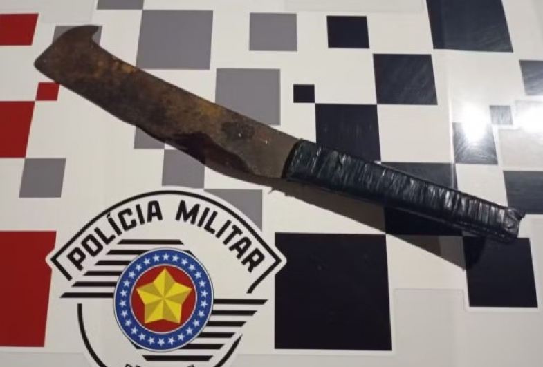 Pai e filho são presos após atacar três pessoas com facão em briga de bar em Manduri