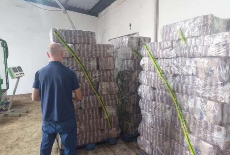 Três mil toneladas de café torrado e moído empacotado foram apreendidos em empresa de Piraju (SP) — Foto: Reprodução/SFA-SP