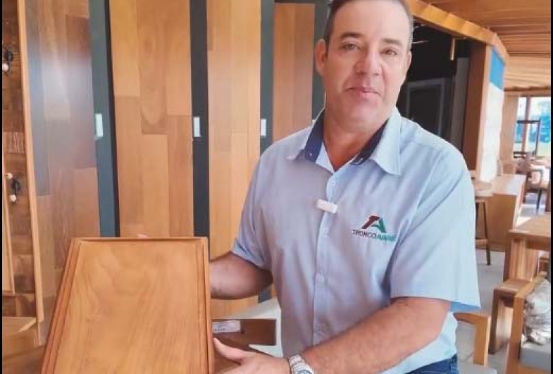 Proprietário Miltinho Balera com uma das 45 tábuas de cozinha que serão sorteadas em comemoração ao aniversário